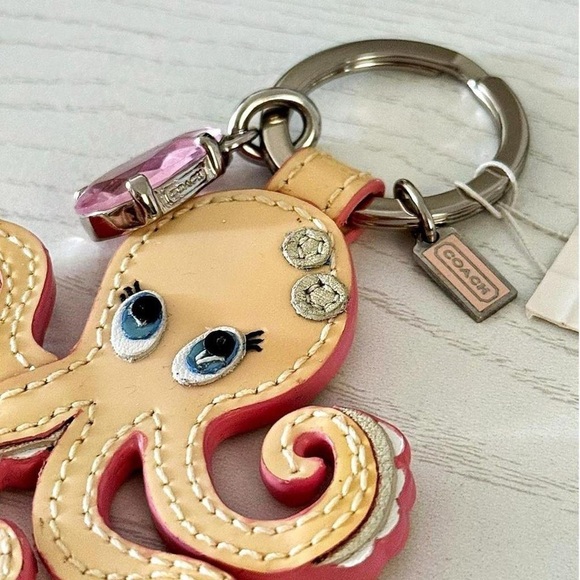 ݁·ꕤ Coach Octopus Patent Leather Keychain F92920 💗 - Picture 2 of 3